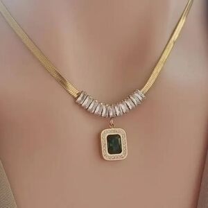 Elegant Gold and Green Pendant Necklace